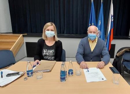 Mirna - 17 redna seja - Maja ANzelj in zupan Dusan Skerbis,  foto L Uhan, Obcina Mirna (4)